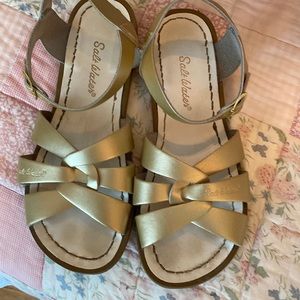 Salt Water by Hoy size 5 gold sandals